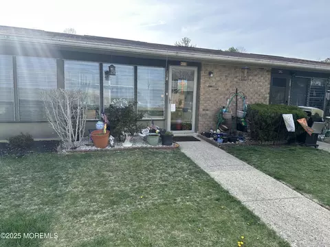 21 Yorkshire Ct # B, Manchester, NJ 08759