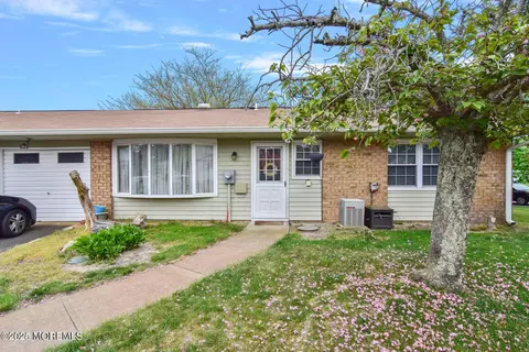 91 Cambridge Cir # A, Manchester, NJ 08759