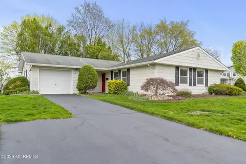 19 Ivanhoe Ln, Matawan, NJ 07747
