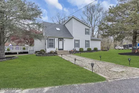 372 Casino Dr, Farmingdale, NJ 07727