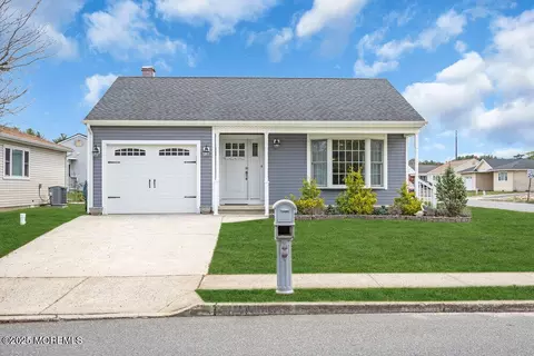 141 Paradise Blvd, Toms River, NJ 08757
