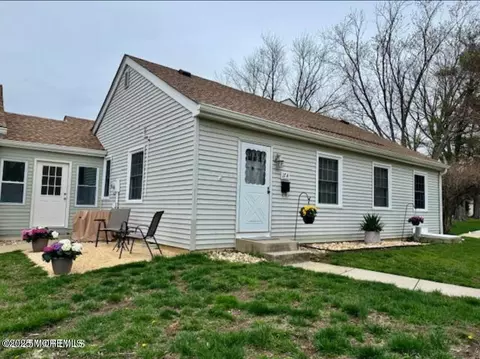17 Plaza Del Campillo # A, Freehold, NJ 07728