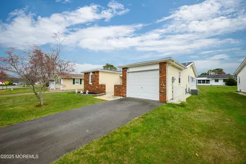 27 Blake Cir, Brick, NJ 08724 photo 4