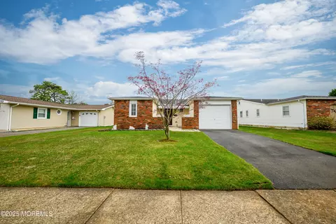 27 Blake Cir, Brick, NJ 08724