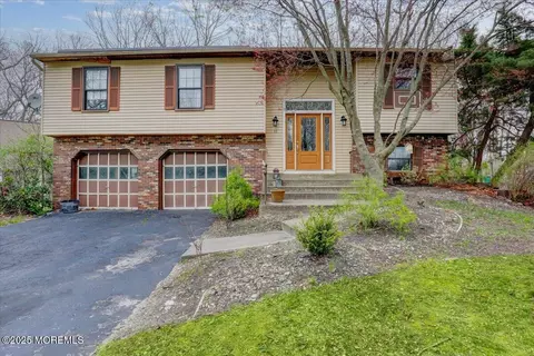 11 Lamp Post Ct, Howell, NJ 07731