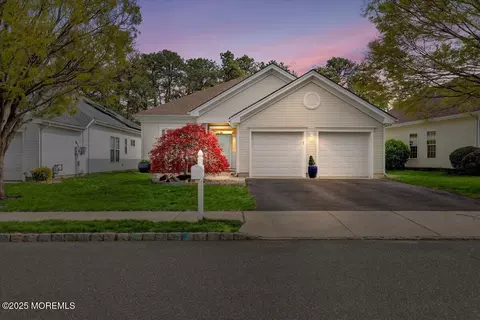 18 Greensprings Dr, Lakewood, NJ 08701