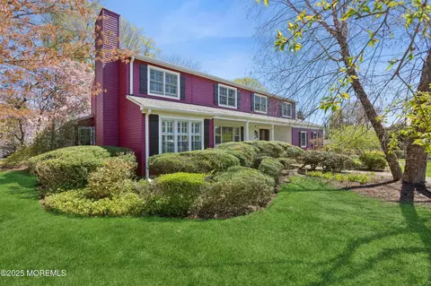 6 Carriage Dr, Middletown, NJ 07748