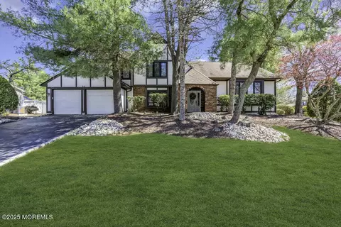 28 Pheasant Dr, Marlboro, NJ 07746