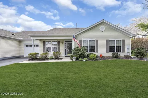 24 Greylawn Dr #B75U, Lakewood, NJ 08701