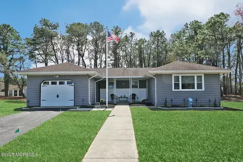 14 Wakan Ct, Toms River, NJ 08757