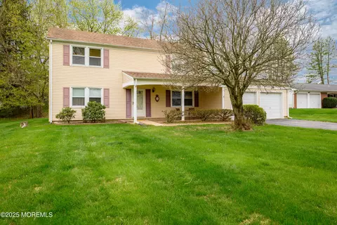 20 Edwards Ln, Manalapan, NJ 07726