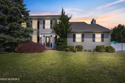 4 Alexander Dr, Allentown, NJ 08501