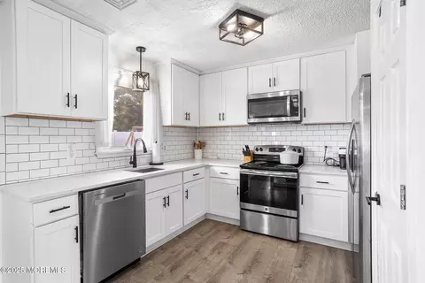 Kitchen - 10 Oneida Ave, Waretown, NJ 08758 photo 4 of 4