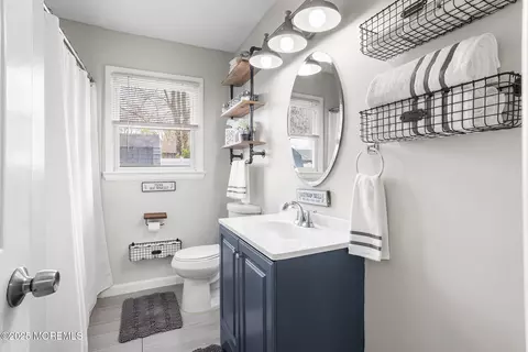 Bath - 10 Oneida Ave, Waretown, NJ 08758 photo 1 of 2