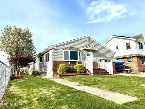 922 Capstan Dr, Forked River, NJ 08731