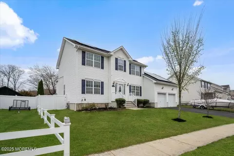 4 Goldenrod Ave, Bayville, NJ 08721
