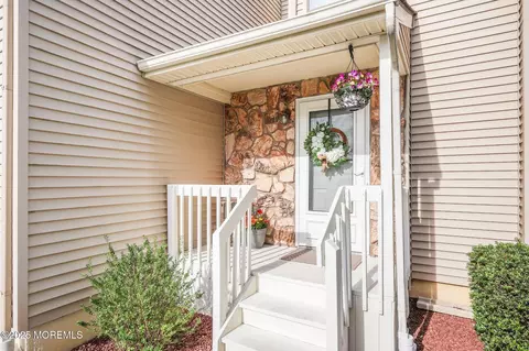 23 Clavendon Ct, Middletown, NJ 07748