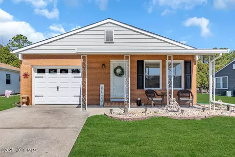 27 Selkirk Ave, Toms River, NJ 08757