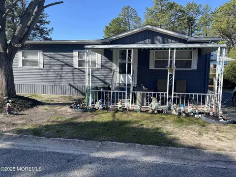 11 Pigeon Ct, Whiting, NJ 08759