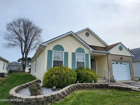 25 Portsmouth Dr, Toms River, NJ 08757