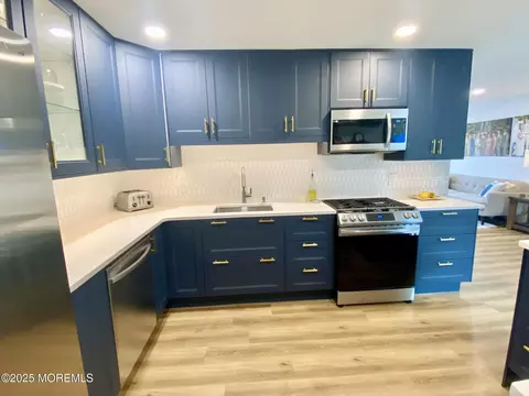 Kitchen - 32 Birch Dr, Brick, NJ 08723 photo 2 of 3