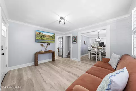 Entry Way - 6 Viola Ave, Leonardo, NJ 07737 photo 4 of 6