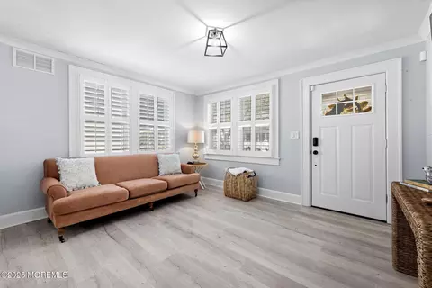 Entry Way - 6 Viola Ave, Leonardo, NJ 07737 photo 2 of 6