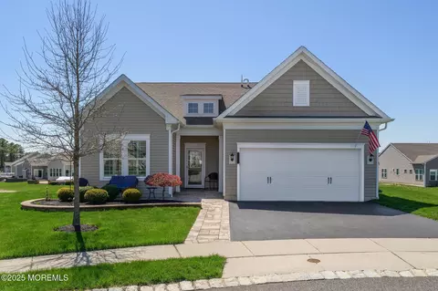 6 Kenilworth Ln, Manchester, NJ 08759