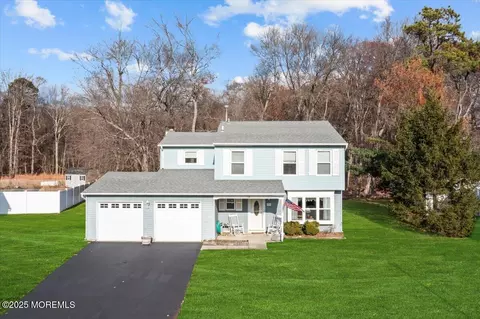18 Sweetbriar Trl, Howell, NJ 07731
