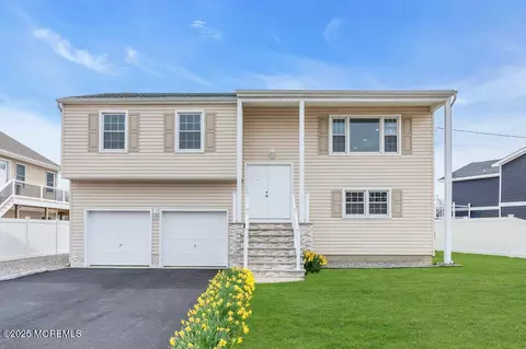 26 Mermaid Rd, Toms River, NJ 08753