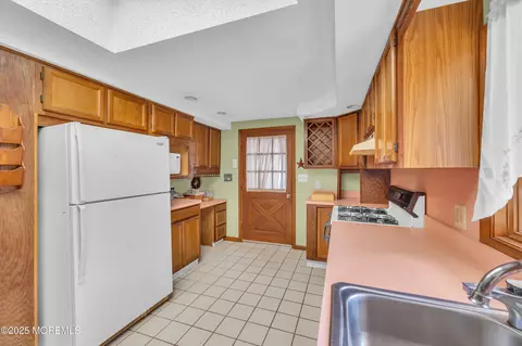 Kitchen - 7 Dock Ave, Waretown, NJ 08758 photo 4 of 5