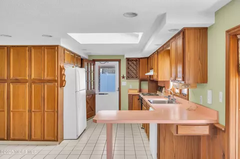 Kitchen - 7 Dock Ave, Waretown, NJ 08758 photo 2 of 5