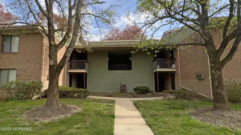 233 Medford Ct #B, Manalapan, NJ 07726