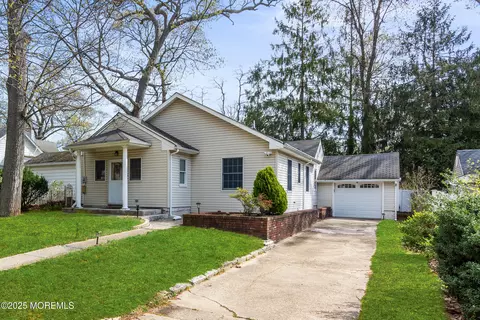 185 Pinecrest Rd, Oakhurst, NJ 07755