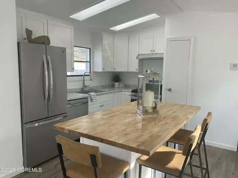 5 Pine Cone Ln, Manahawkin, NJ 08050