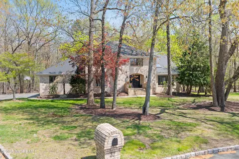 37 Eric Ct, Morganville, NJ 07751