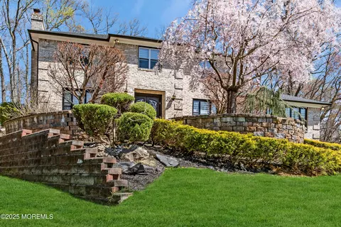 27 Emerald Dr, Morganville, NJ 07751