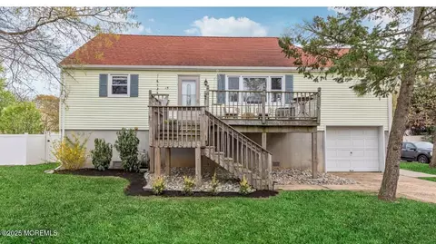 15 Illinois Ave, Port Monmouth, NJ 07758