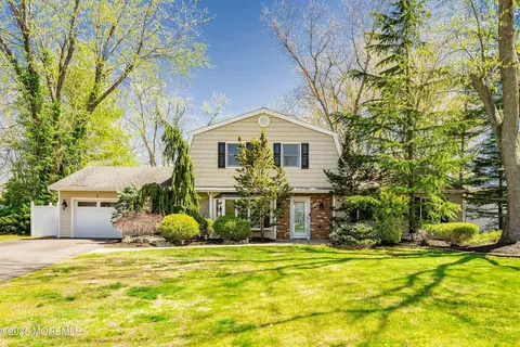 2 Saratoga Dr, Manalapan, NJ 07726