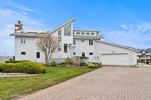 930 Pelican Dr, Lanoka Harbor, NJ 08734
