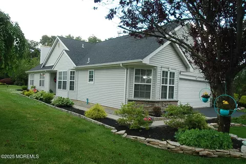 29 Strawberry Ln, Lakewood, NJ 08701