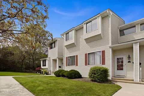 523 Clubhouse Dr, Middletown, NJ 07748