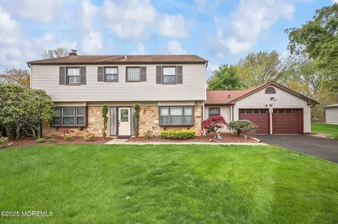 14 Ogden Ln, Manalapan, NJ 07726