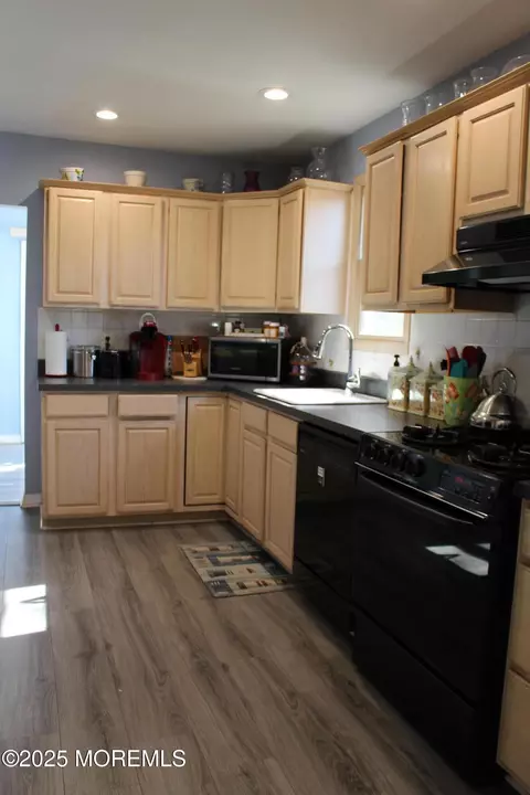 250 Forest Ave, Middletown, NJ 07748