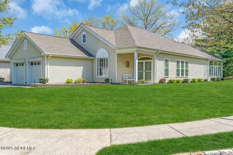 62 Springlawn Dr, Lakewood, NJ 08701