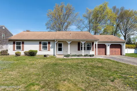 7 Leeds Ct, Brick, NJ 08724