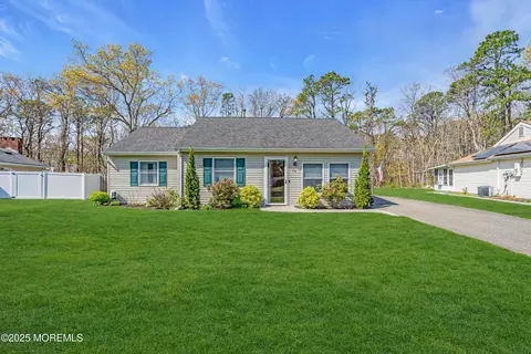 35 Chestnut Way Cir, Barnegat, NJ 08005