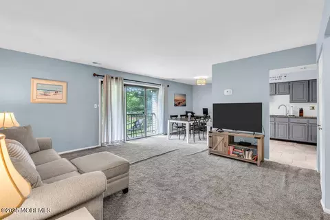 Living - 4 Amherst Ct, Matawan, NJ 07747 photo 1 of 2