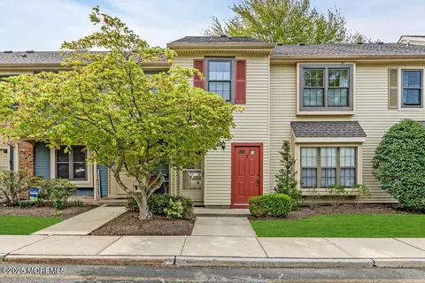 4 Amherst Ct, Matawan, NJ 07747
