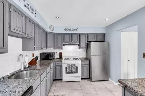 Kitchen - 4 Amherst Ct, Matawan, NJ 07747 photo 2 of 3